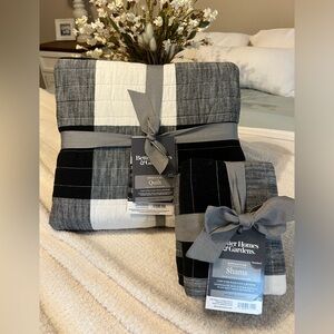 Better homes & Gardens Quilt and Shams